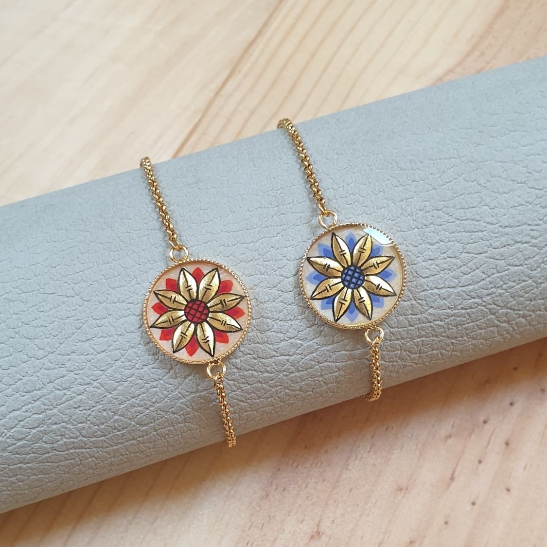 Pulseira ajustável com desenho de flor em ouro/azul sobre corrente de ouro