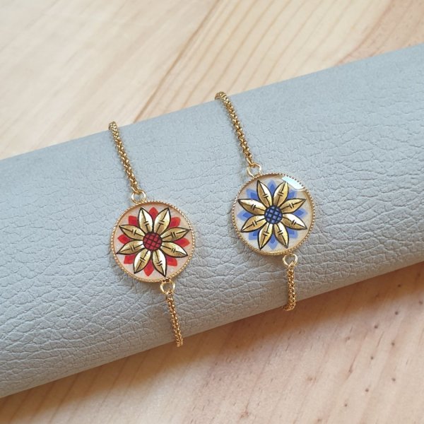 Pulseira ajust&aacute;vel com desenho de flor em ouro/azul sobre corrente de ouro
