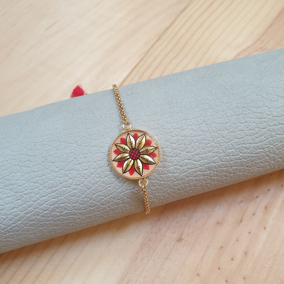 Pulseira ajustável com desenho de flor em ouro/azul sobre corrente de ouro