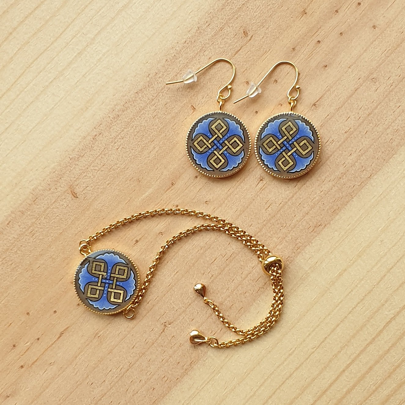 Bracelet r&eacute;glable entrelacs or et palmettes rouges ou bleues