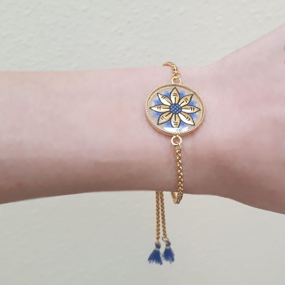 Pulseira ajustável com desenho de flor em ouro/azul sobre corrente de ouro