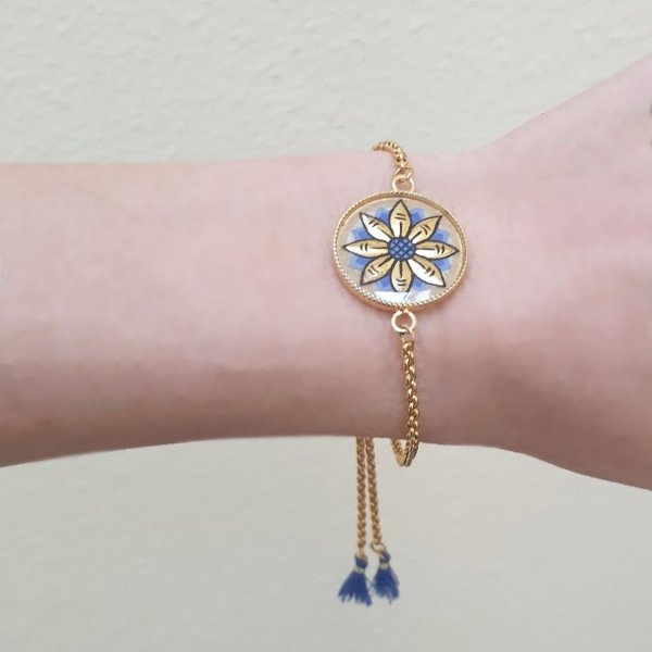 Pulseira ajust&aacute;vel com desenho de flor em ouro/azul sobre corrente de ouro