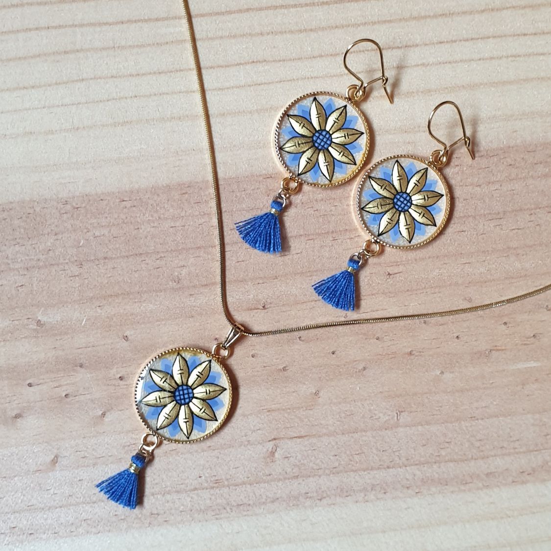 Colar pendente ouro/azul de flores sobre corrente de ouro
