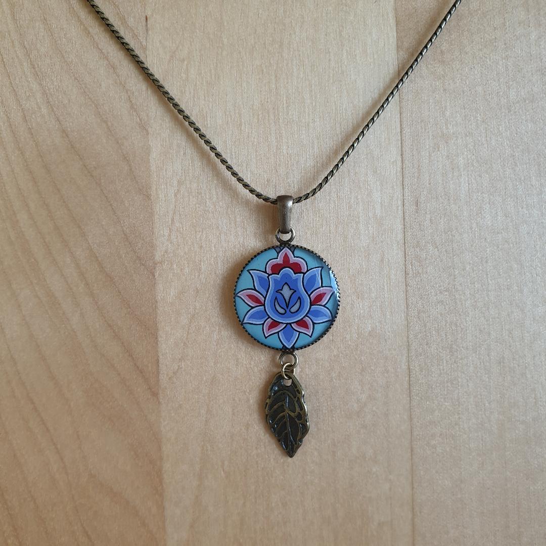 Colar pendente verde/azul/rosa de flores sobre corrente de prata