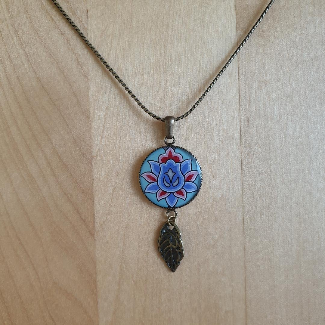 Colar pendente verde/azul/rosa de flores sobre corrente de prata