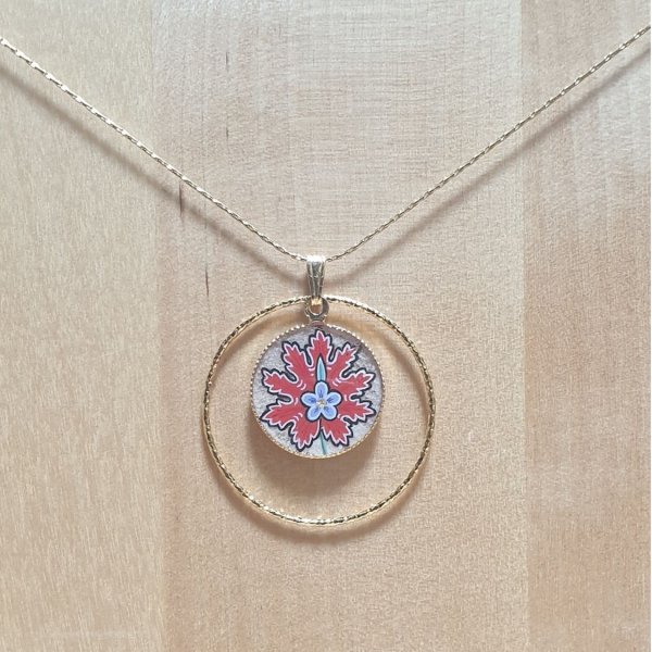 Collier pendentif fleur orientale rouge sur cha&icirc;ne dor&eacute;e