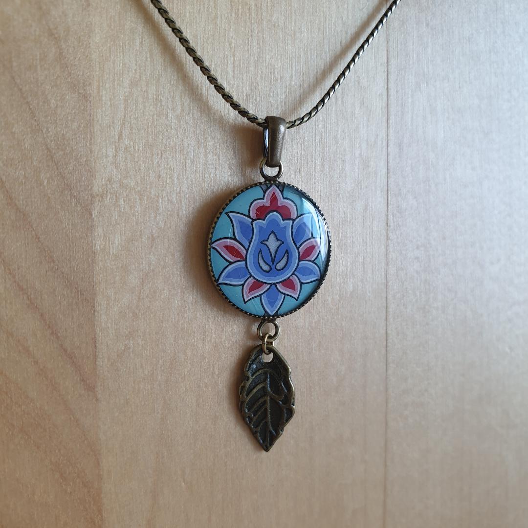 Colar pendente verde/azul/rosa de flores sobre corrente de prata