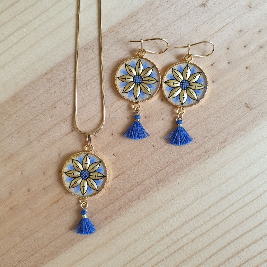 Colar pendente ouro/azul de flores sobre corrente de ouro