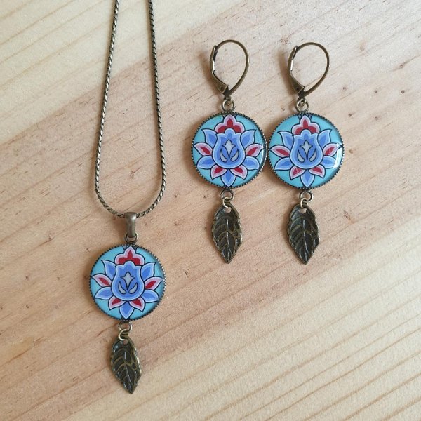 Colar pendente verde/azul/rosa de flores sobre corrente de prata