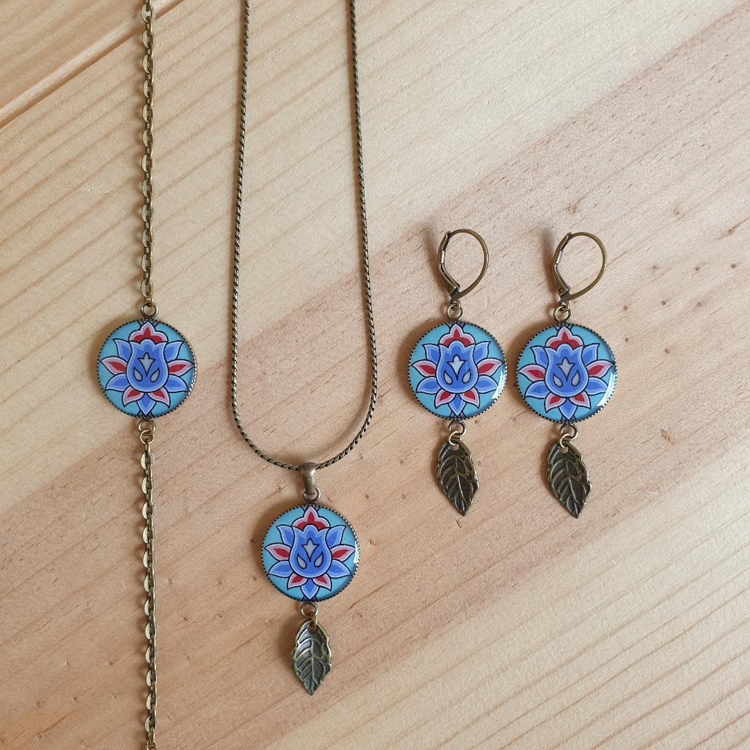Colar pendente verde/azul/rosa de flores sobre corrente de prata