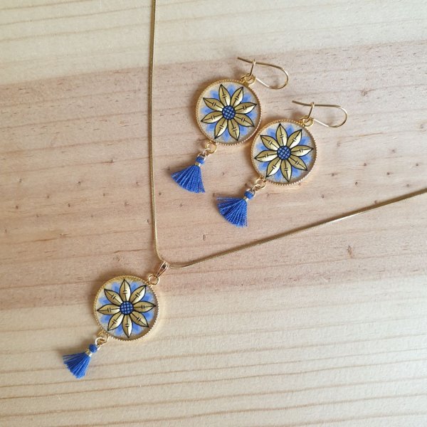 Colar pendente ouro/azul de flores sobre corrente de ouro