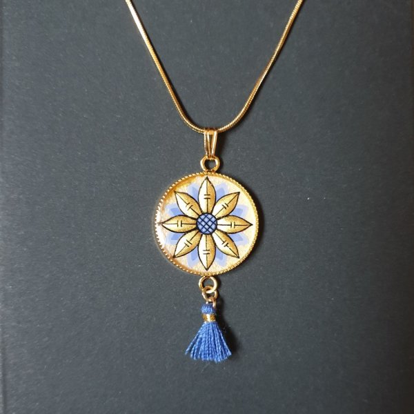 Colar pendente ouro/azul de flores sobre corrente de ouro