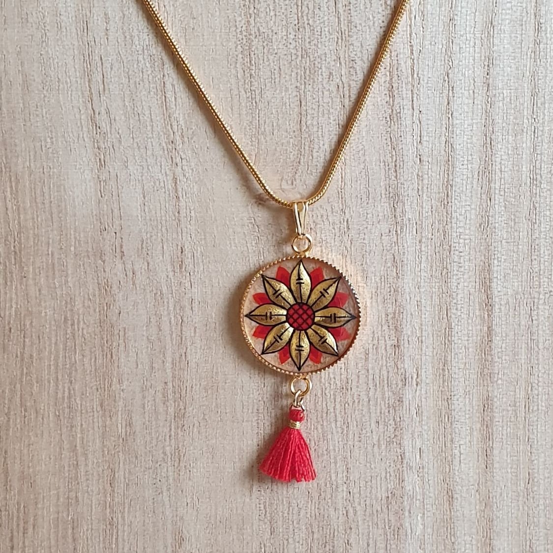 Colar pendente ouro/azul de flores sobre corrente de ouro