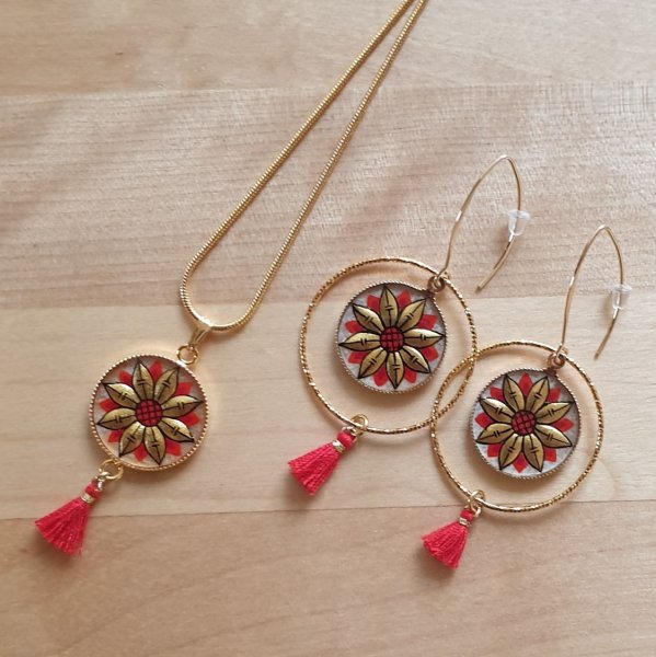 Colar pendente ouro/azul de flores sobre corrente de ouro