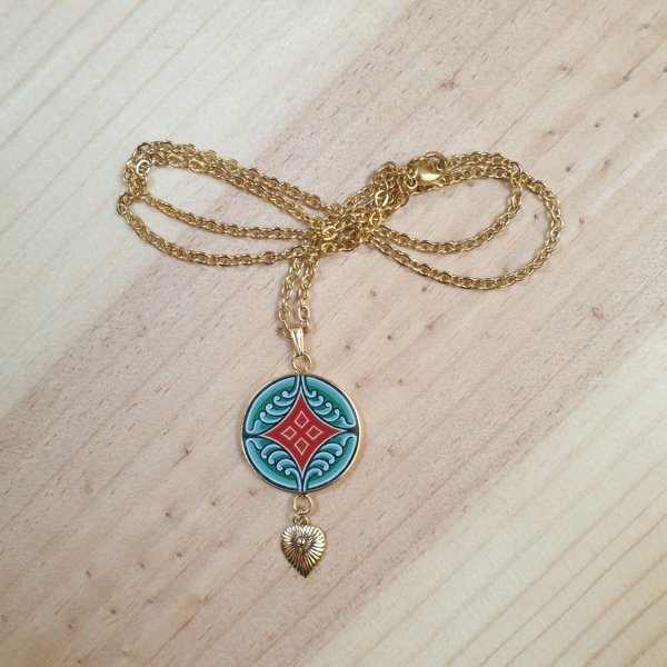 Collier pendentif motif v&eacute;g&eacute;tal m&eacute;di&eacute;val