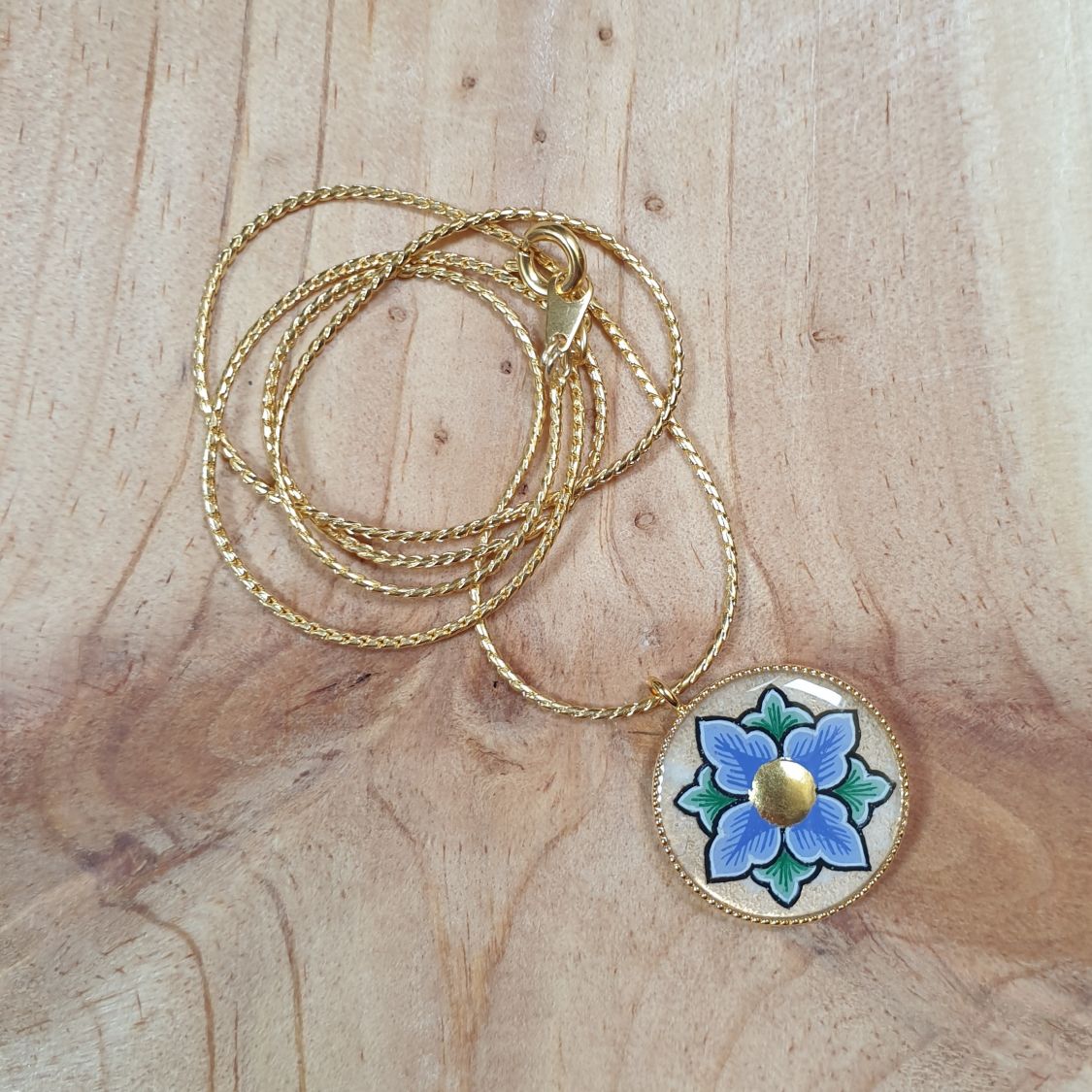 Colar com flores rosa ou azul sobre corrente dourada