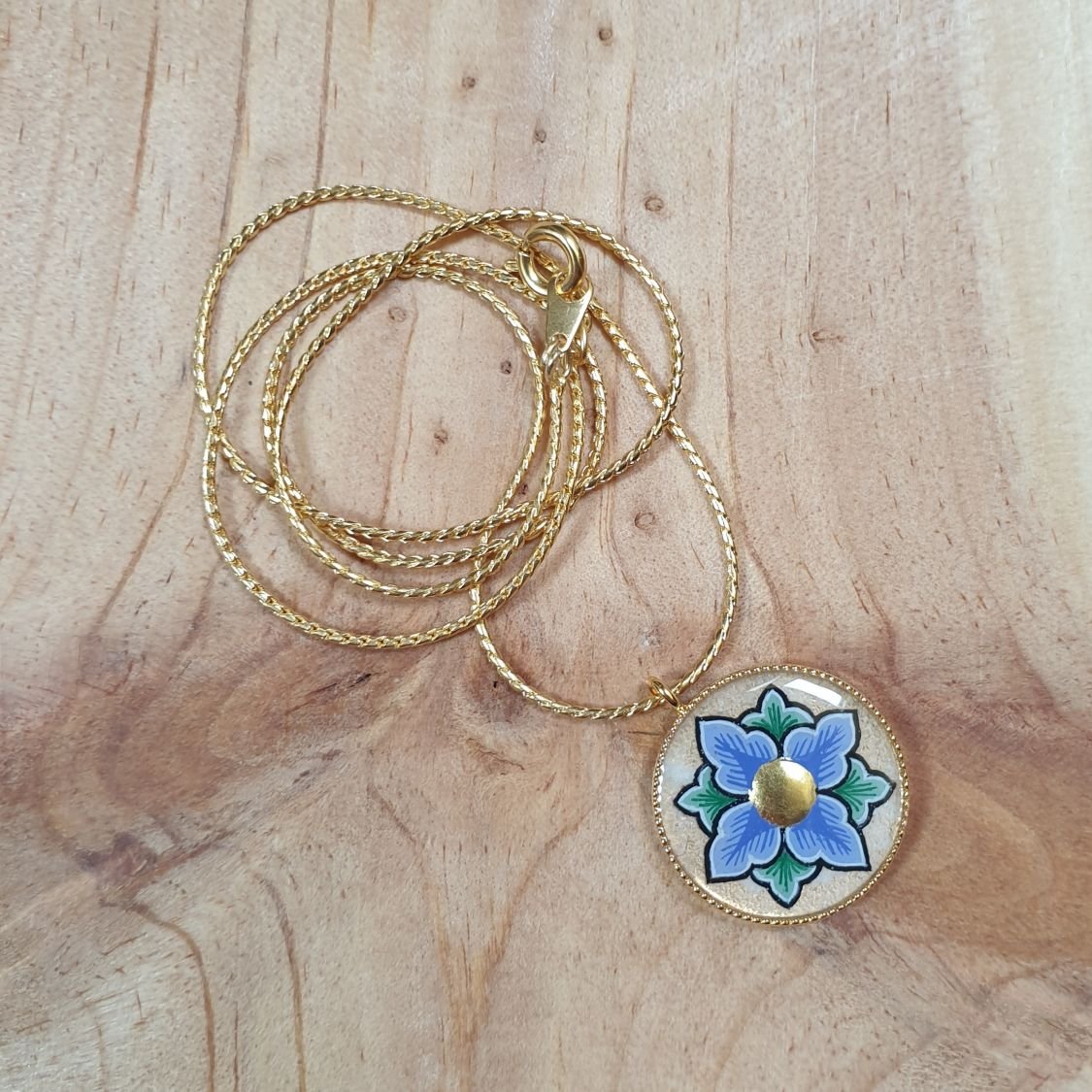 Colar com flores rosa ou azul sobre corrente dourada