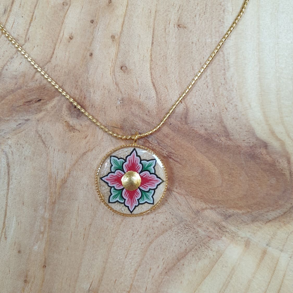 Colar com flores rosa ou azul sobre corrente dourada