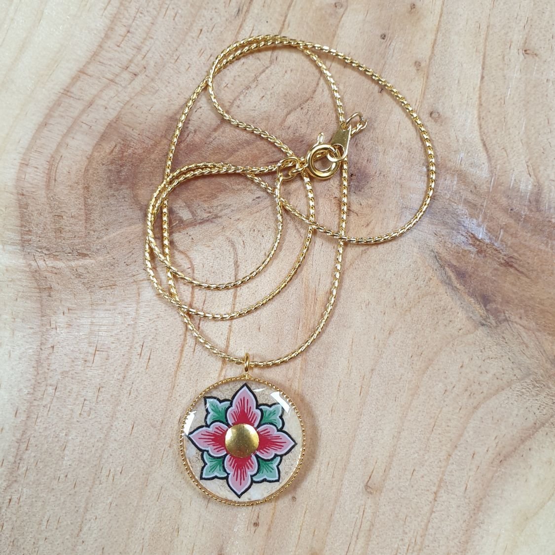Colar com flores rosa ou azul sobre corrente dourada