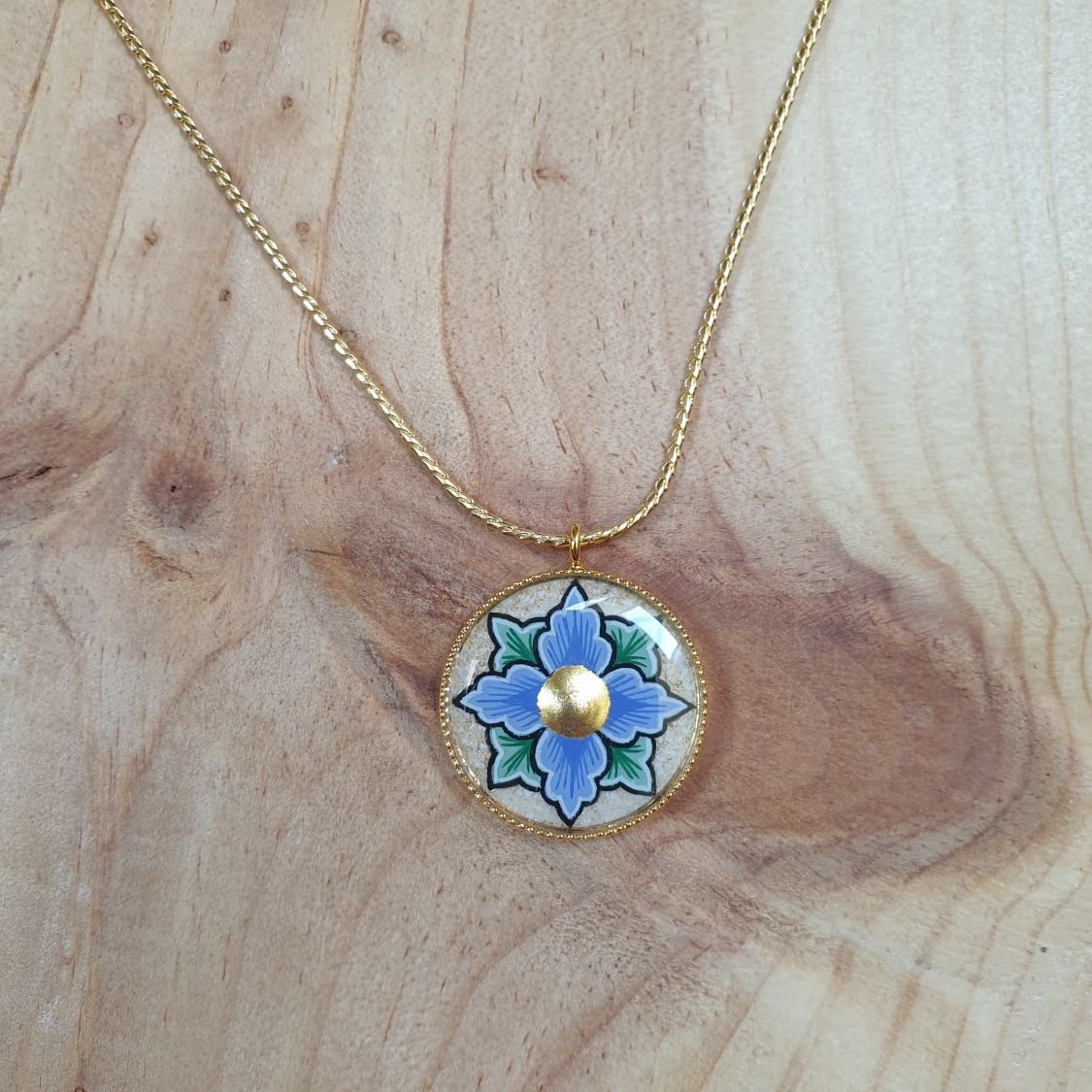 Colar com flores rosa ou azul sobre corrente dourada