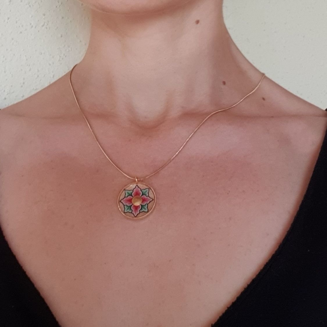Colar com flores rosa ou azul sobre corrente dourada