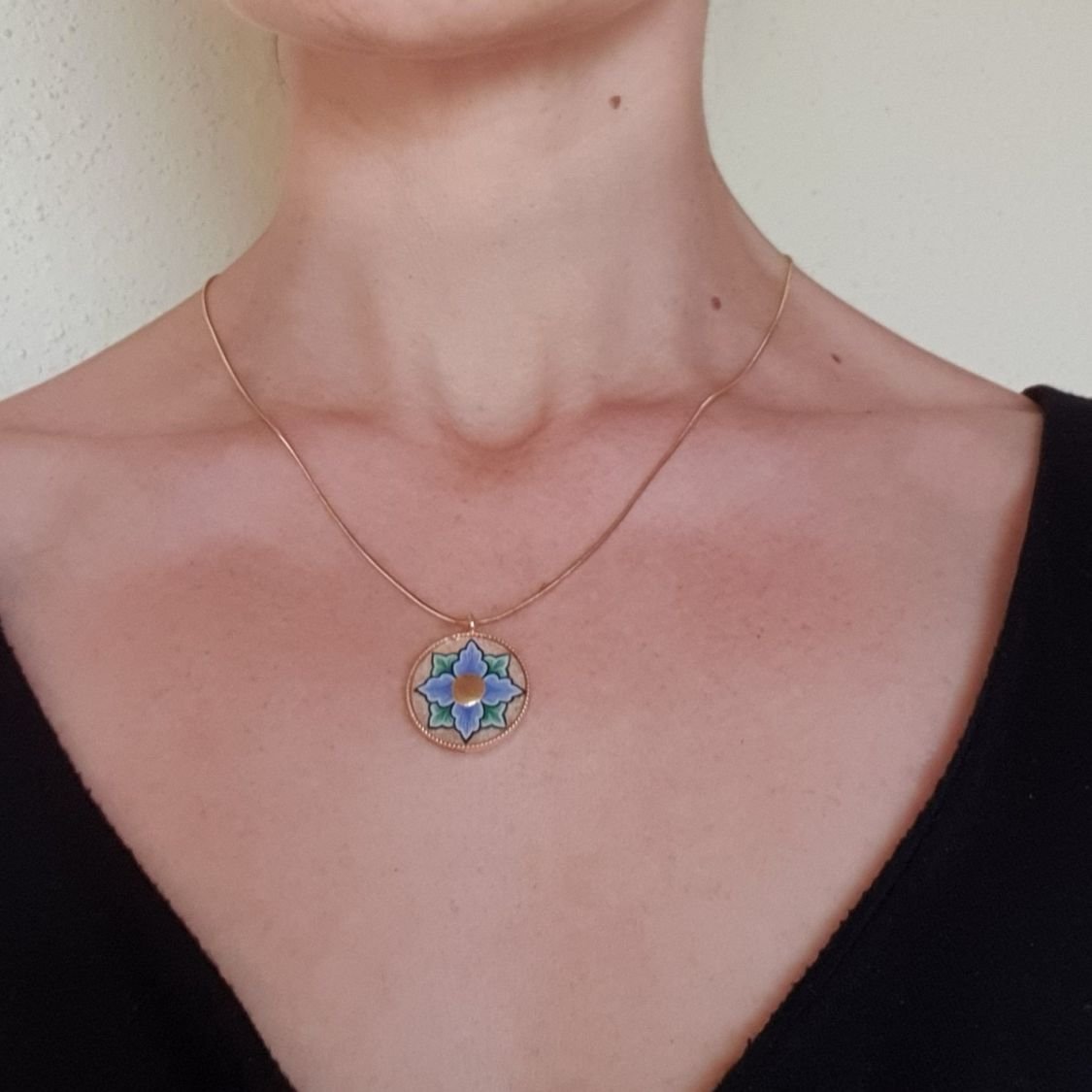 Colar com flores rosa ou azul sobre corrente dourada