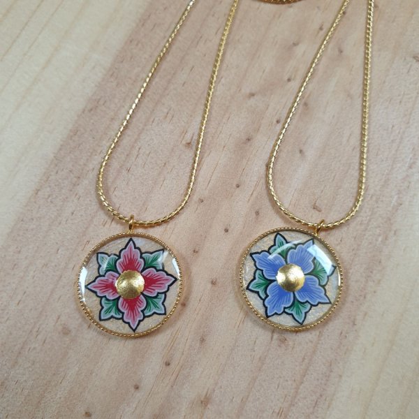 Colar com flores rosa ou azul sobre corrente dourada