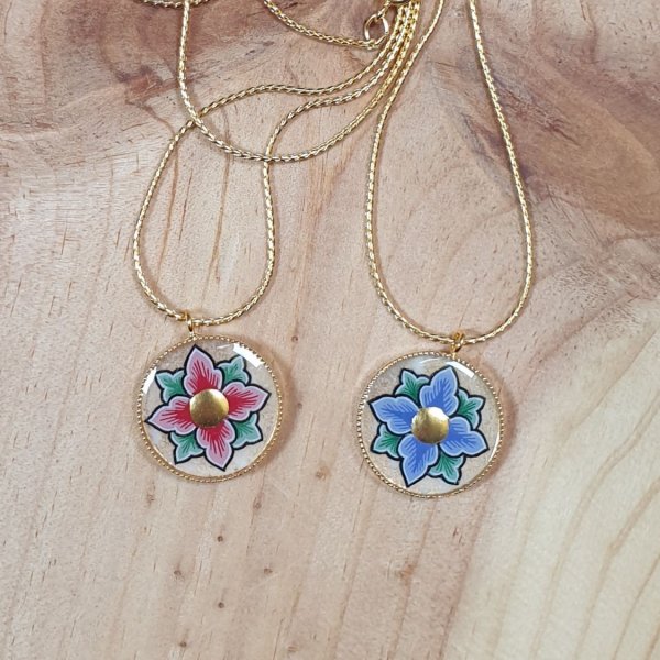 Colar com flores rosa ou azul sobre corrente dourada