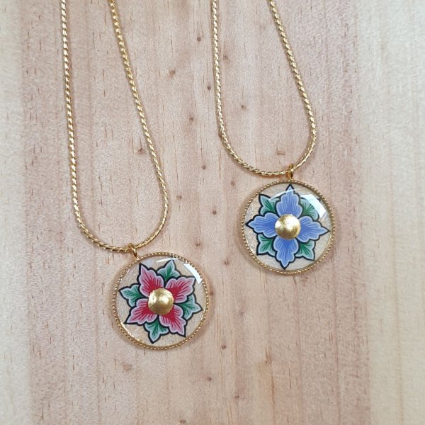 Colar com flores rosa ou azul sobre corrente dourada