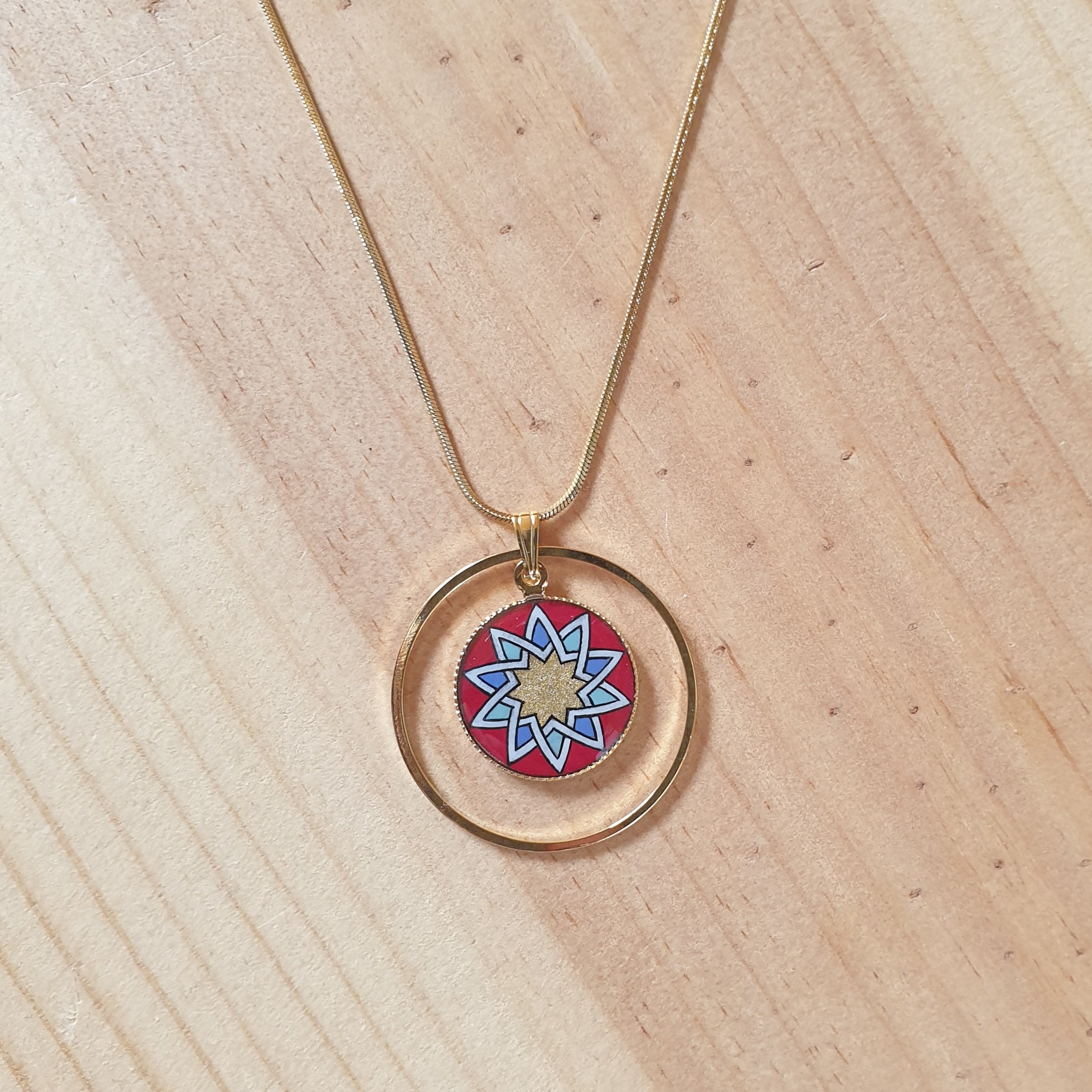 Colar pingente de ouro/vermelho/azul/verde sobre corrente de ouro