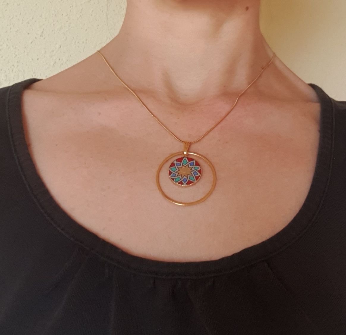 Colar pingente de ouro/vermelho/azul/verde sobre corrente de ouro