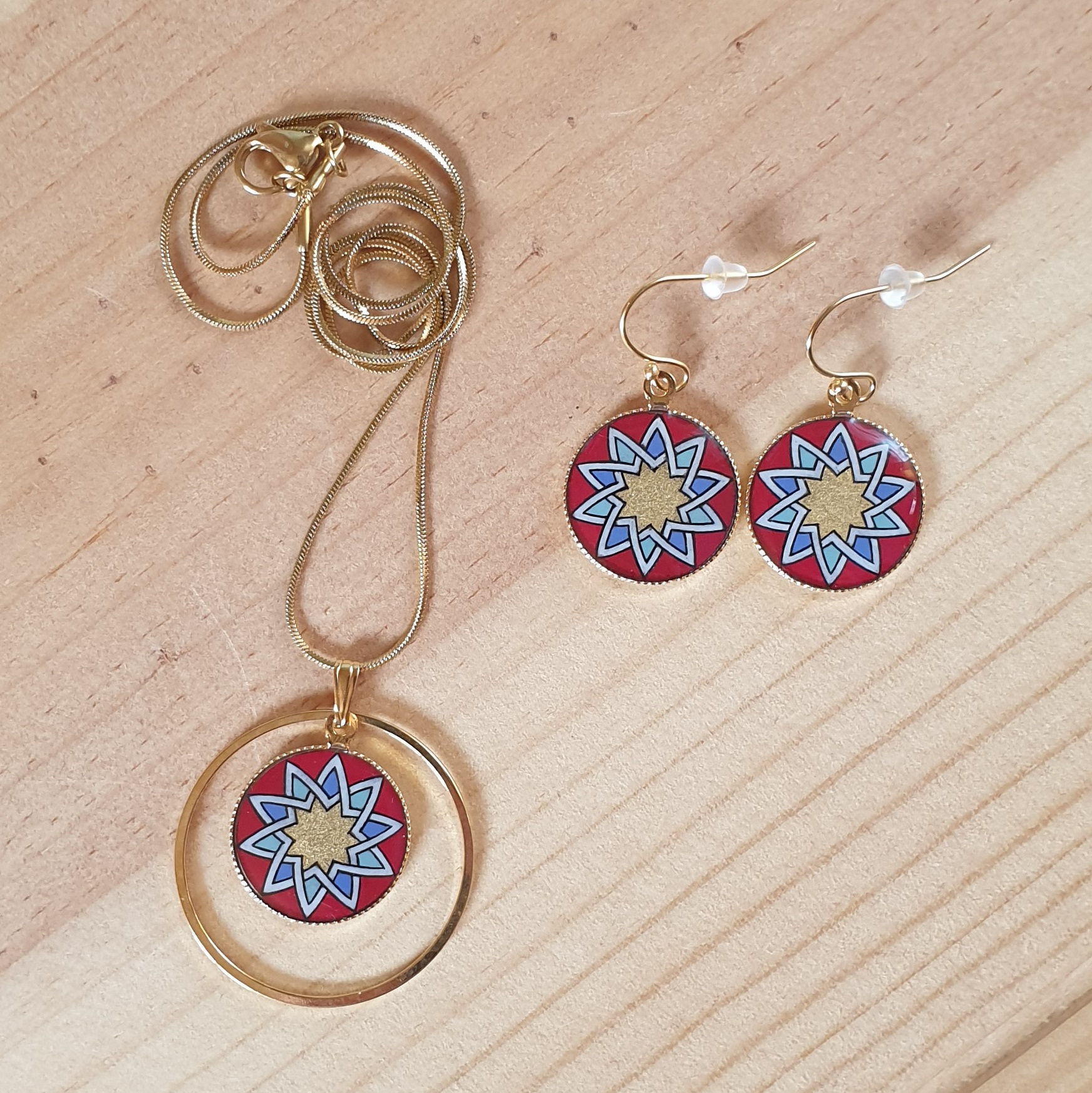 Colar pingente de ouro/vermelho/azul/verde sobre corrente de ouro