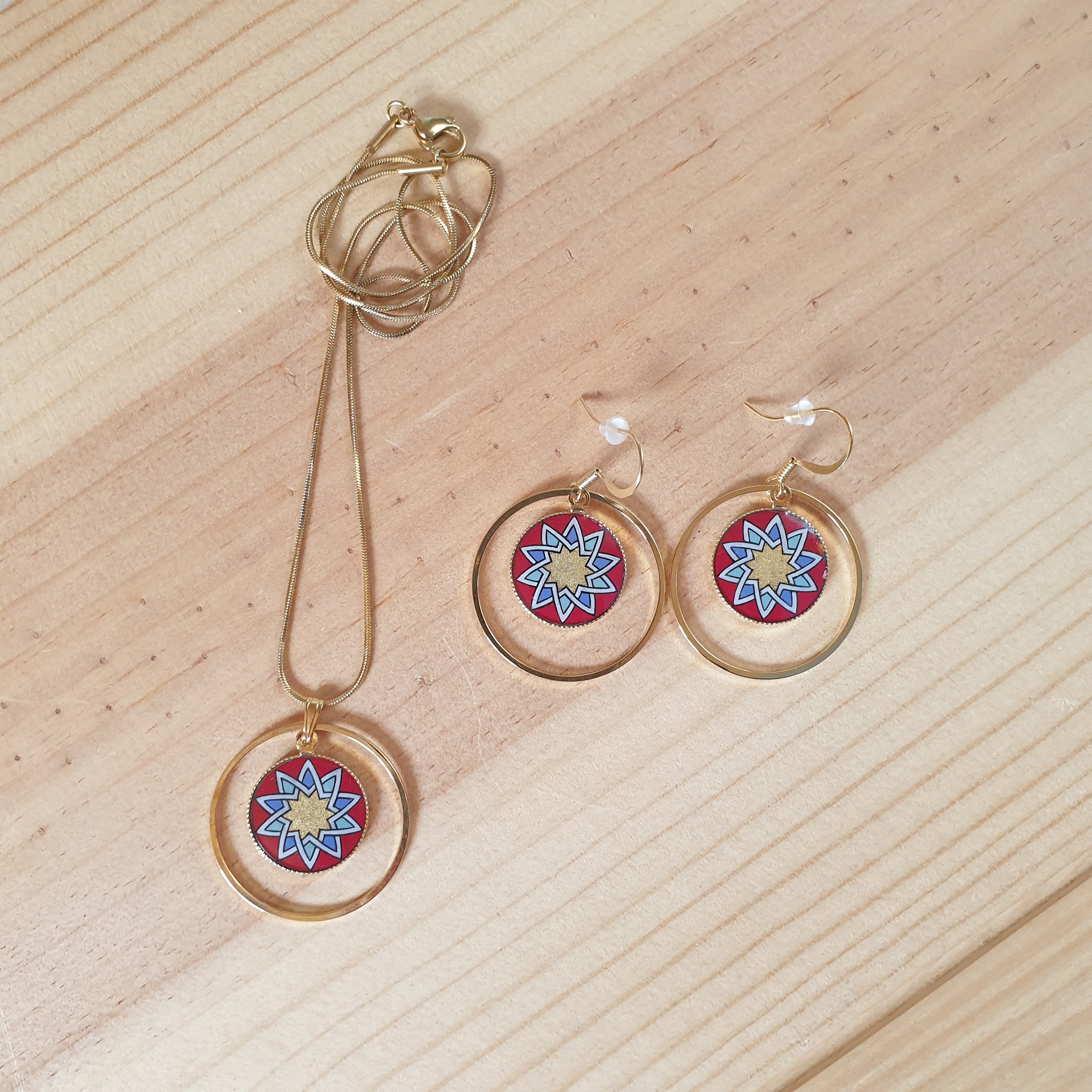 Colar pingente de ouro/vermelho/azul/verde sobre corrente de ouro