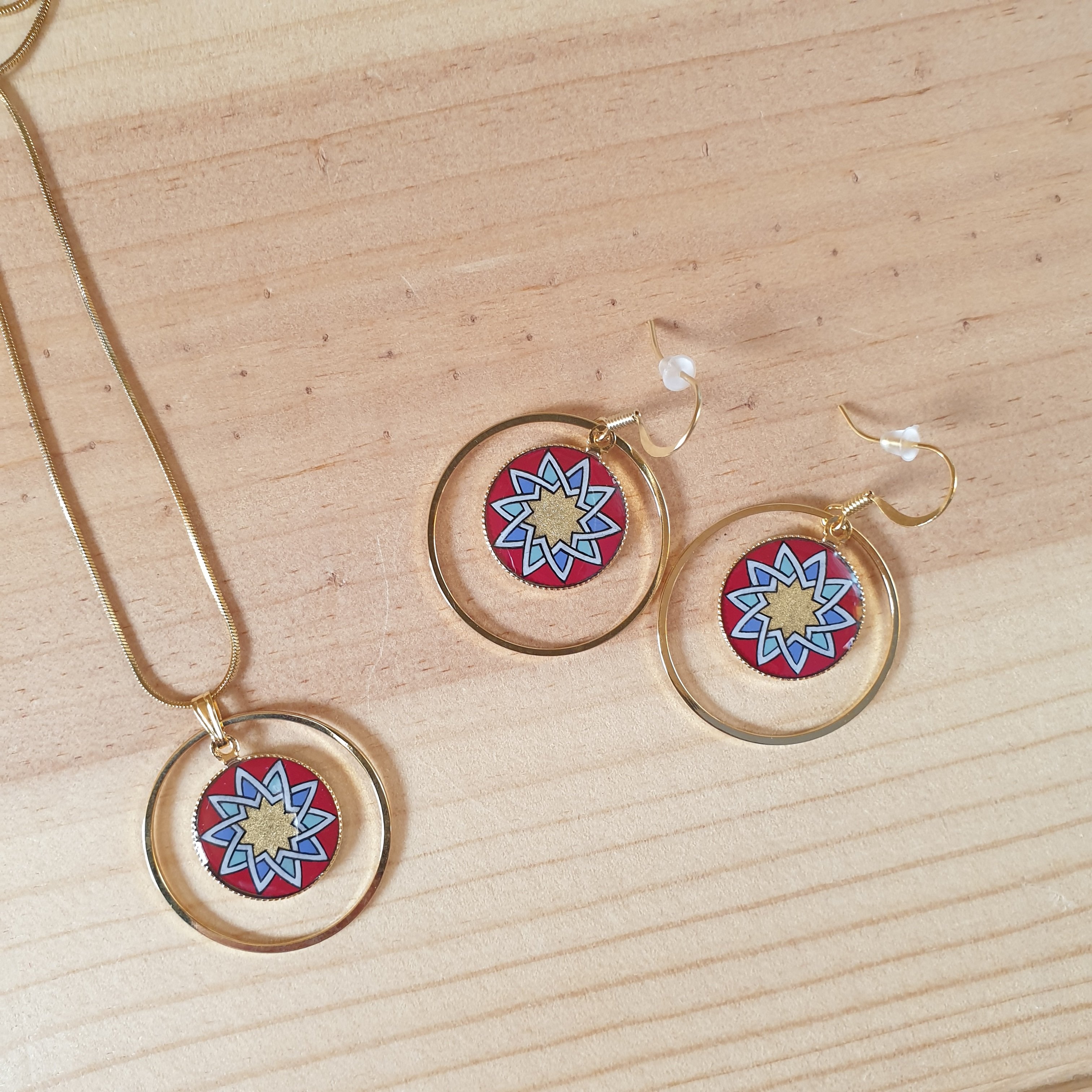 Colar pingente de ouro/vermelho/azul/verde sobre corrente de ouro