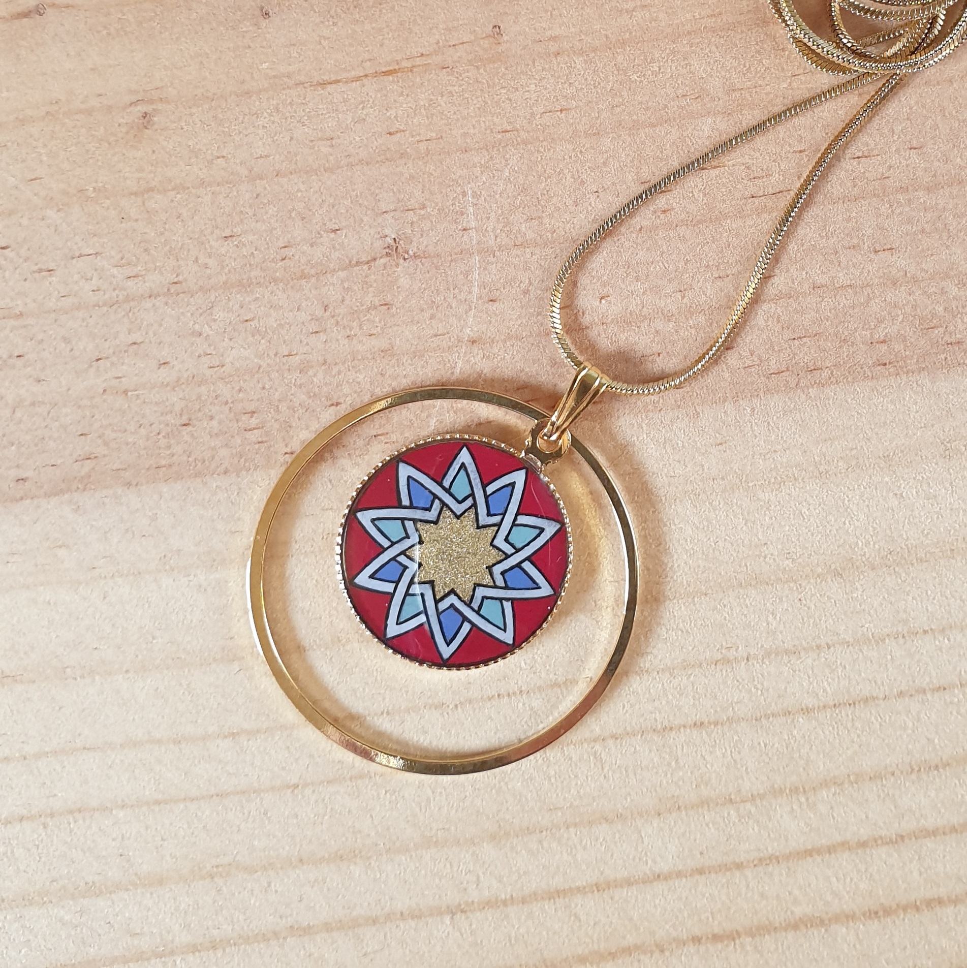 Colar pingente de ouro/vermelho/azul/verde sobre corrente de ouro