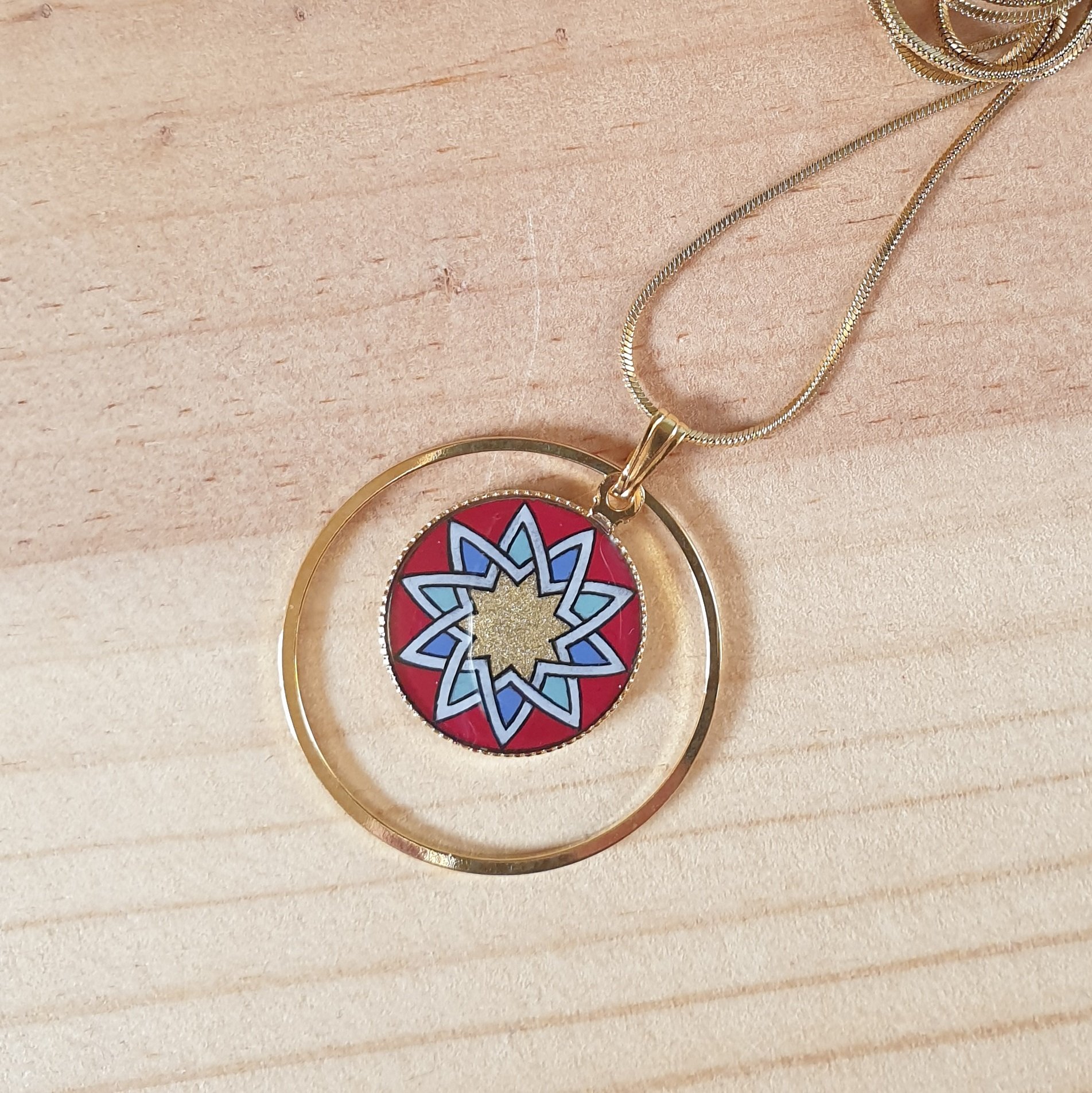 Colar pingente de ouro/vermelho/azul/verde sobre corrente de ouro