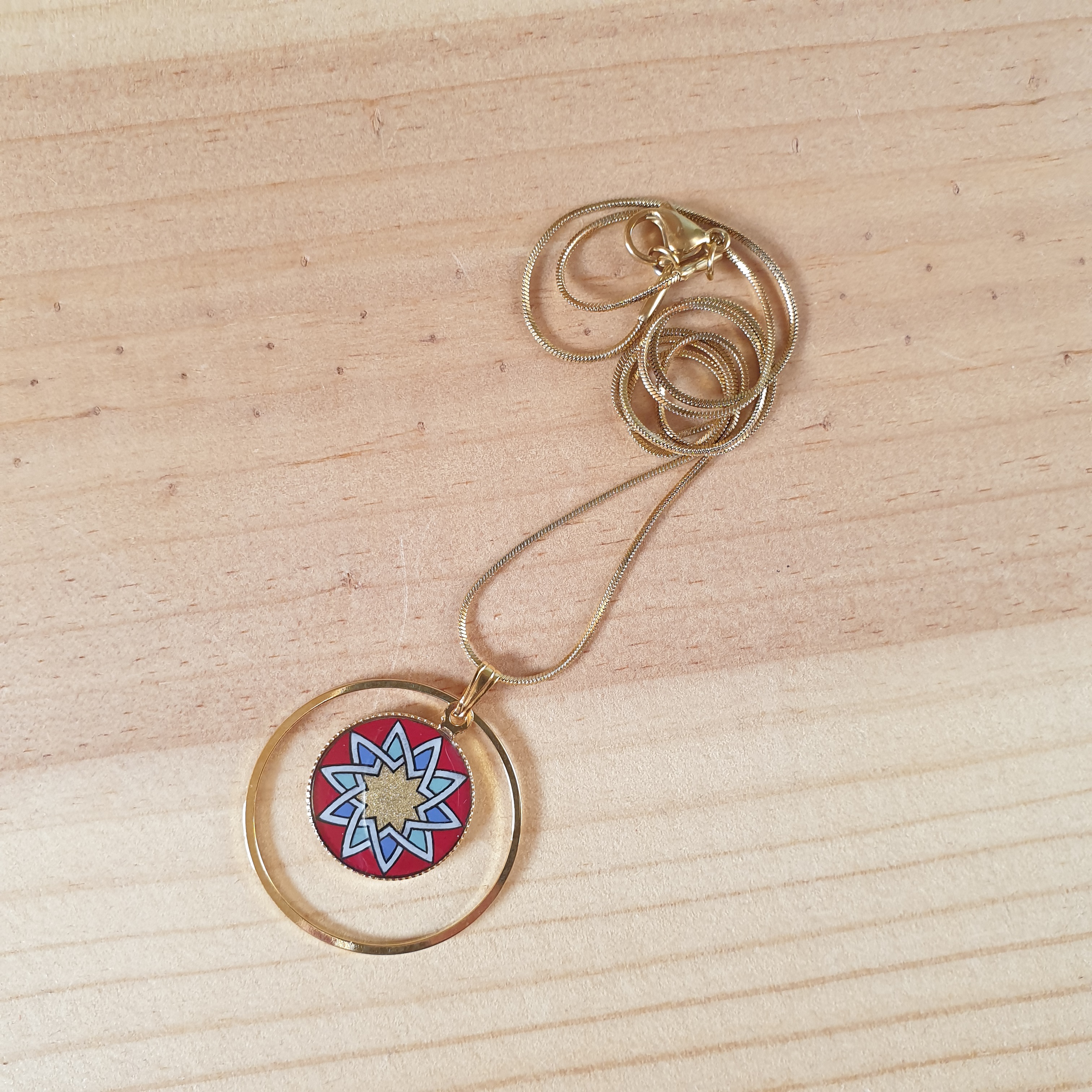 Colar pingente de ouro/vermelho/azul/verde sobre corrente de ouro