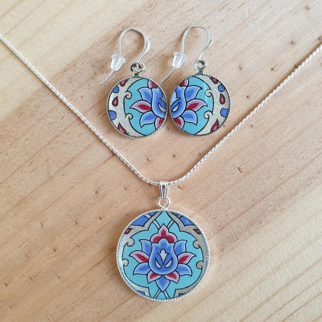 Colar de flores e arabesco em verde/prata/azul/rosa sobre corrente de prata