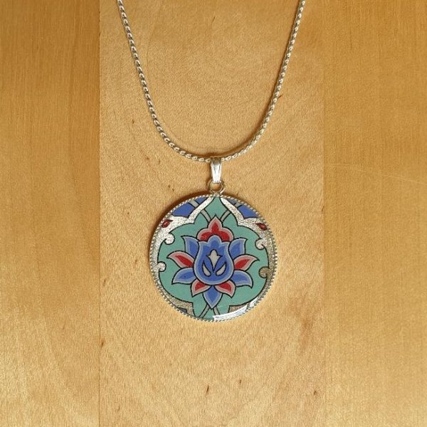 Colar de flores e arabesco em verde/prata/azul/rosa sobre corrente de prata