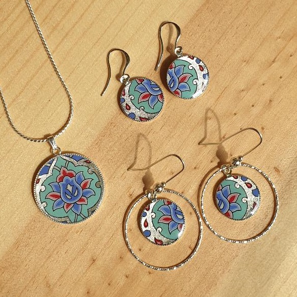Colar de flores e arabesco em verde/prata/azul/rosa sobre corrente de prata