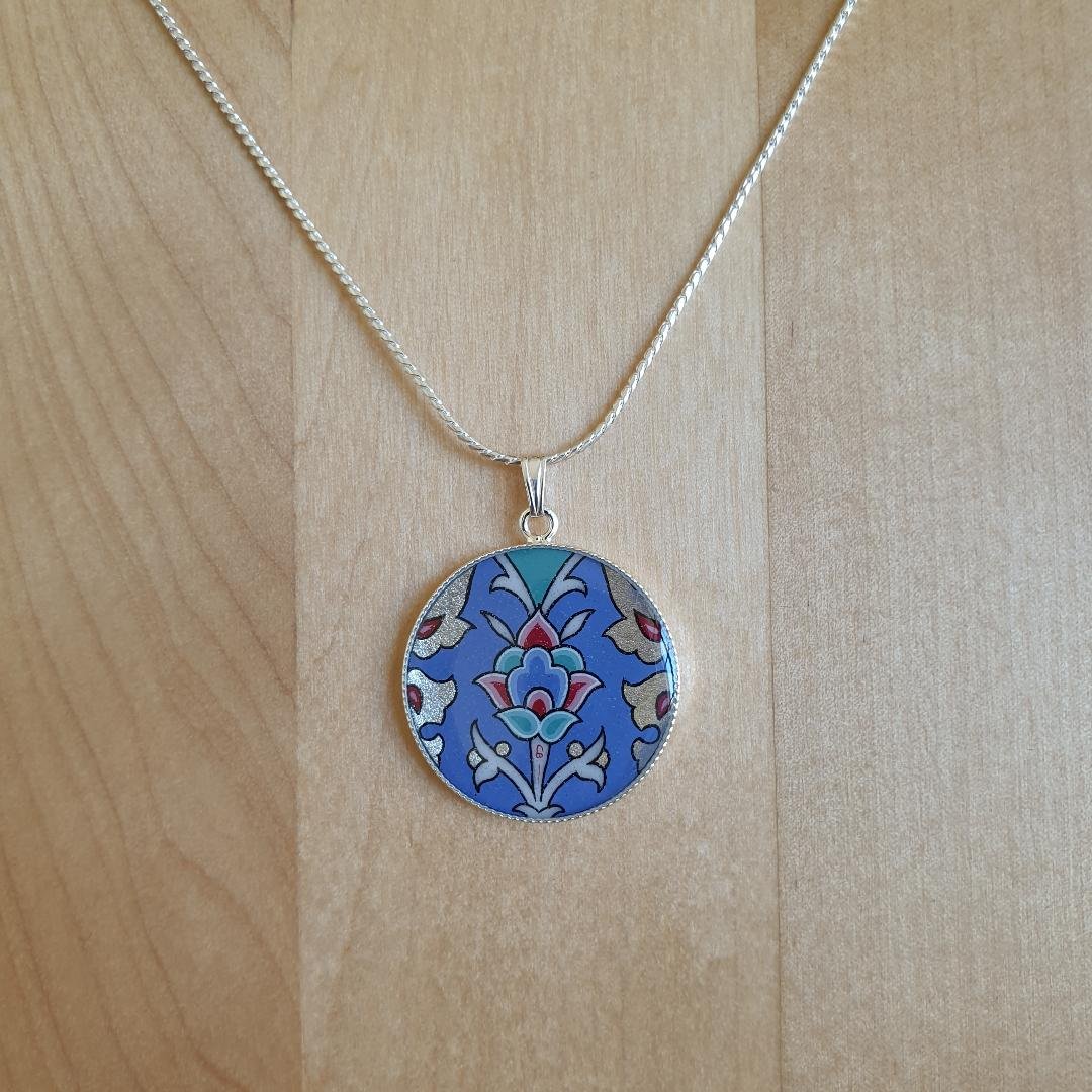 Colar com flor e desenho arabesco azul/prata/verde/verde/rosa sobre corrente de prata