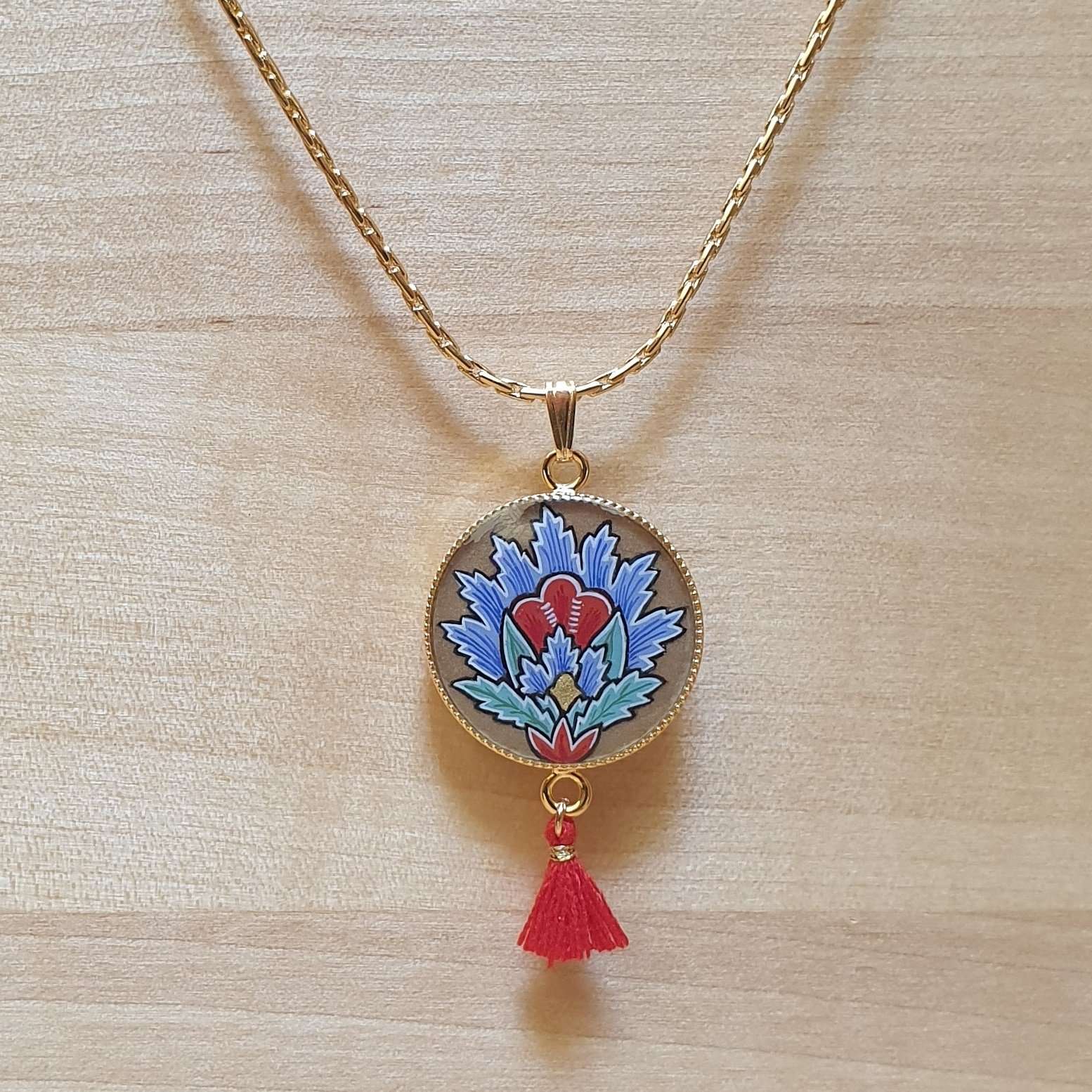 Pingente de colar azul iluminado flor oriental