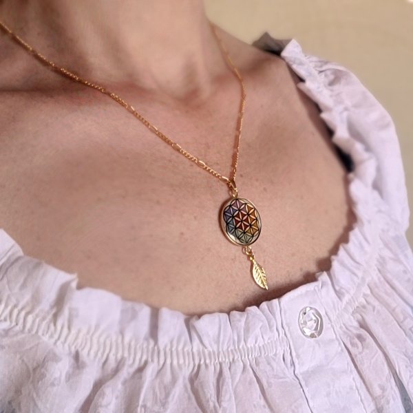 Collier pendentif fleur de vie et feuille or