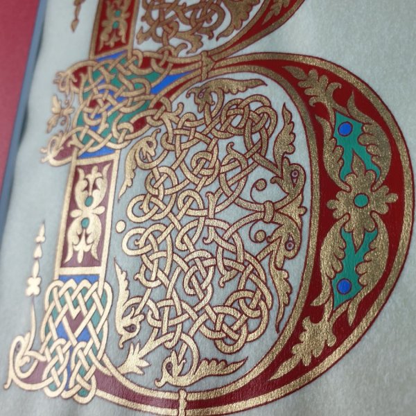 Letra B iluminada em estilo carol&iacute;ngio