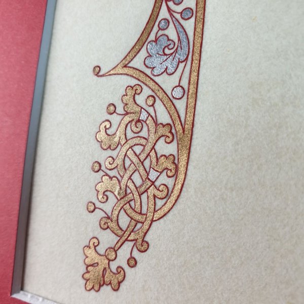 Letra iluminada P em estilo carol&iacute;ngio