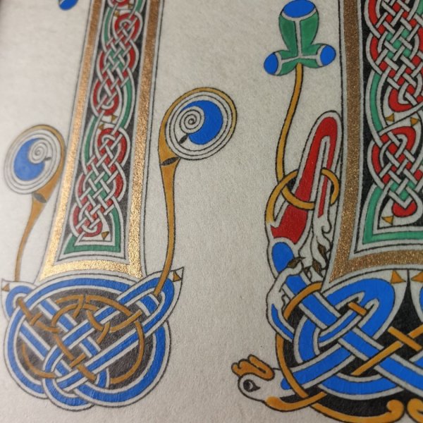 Letra iluminada estilo ilha N