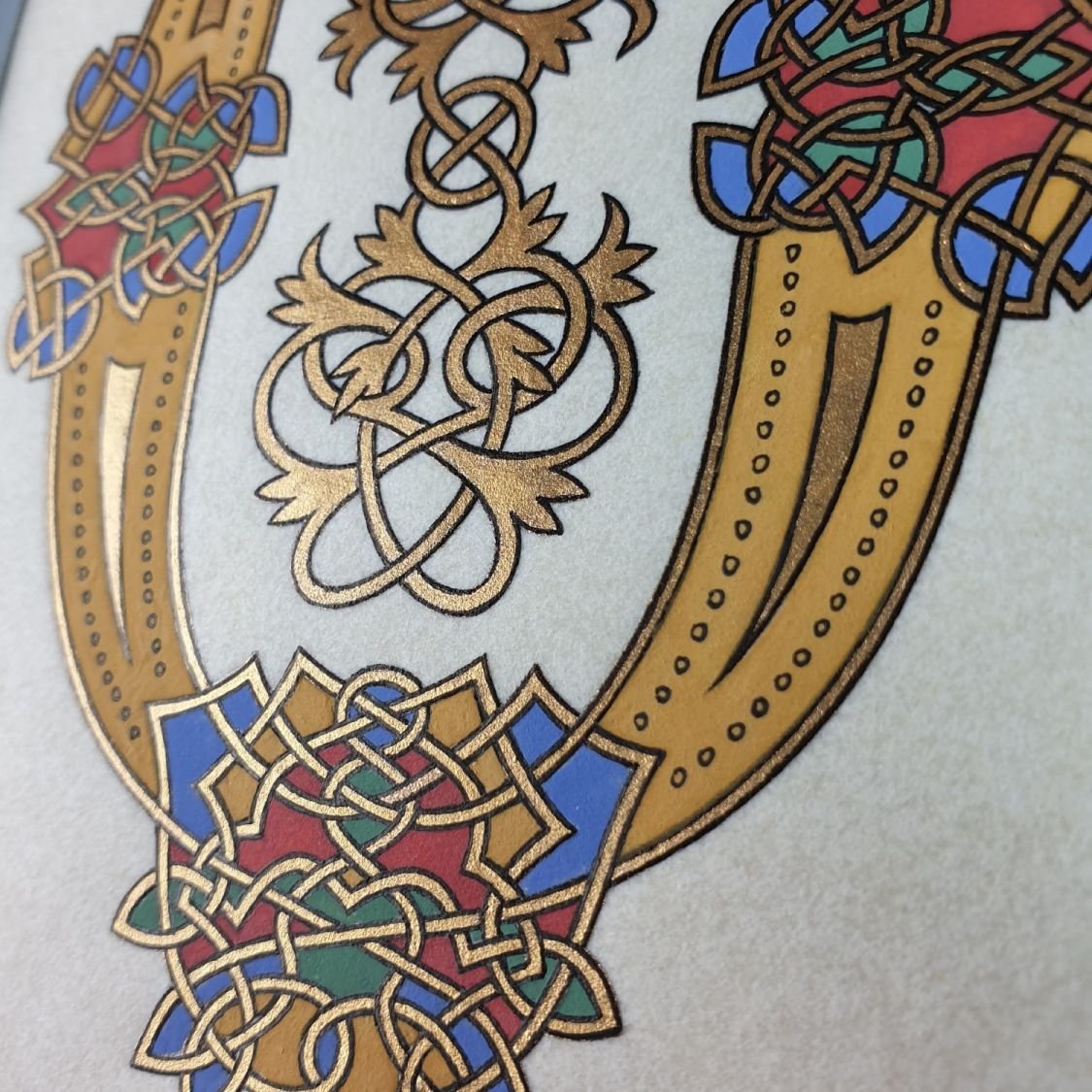 Letra O iluminada em estilo românico