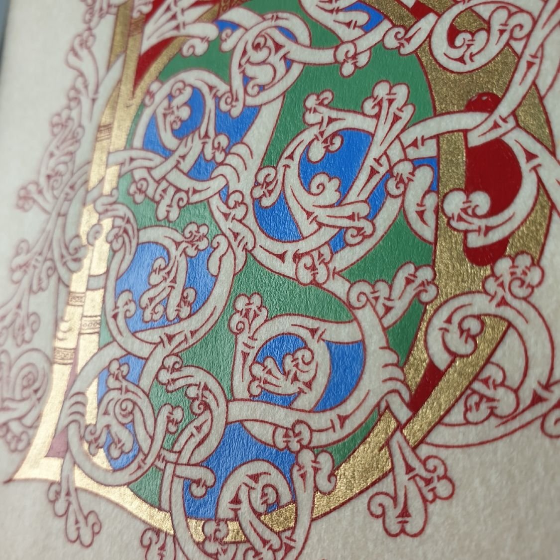 Letra B iluminada em estilo românico