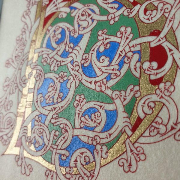 Letra B iluminada em estilo rom&acirc;nico