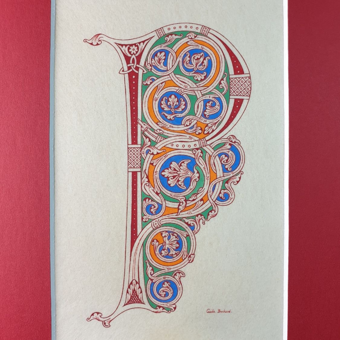 Letra P iluminada em estilo românico